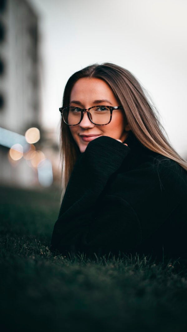 Comparison of a woman wearing glasses before and after applying a preset